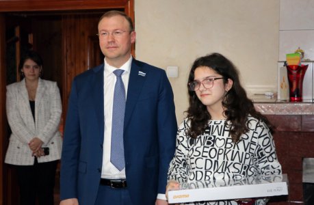 Депутат Евгений Старков исполнил мечту школьницы из Туринска