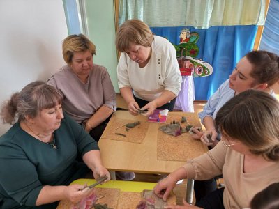 Воспитатели детских садов учились изготавливать свистульки из глины